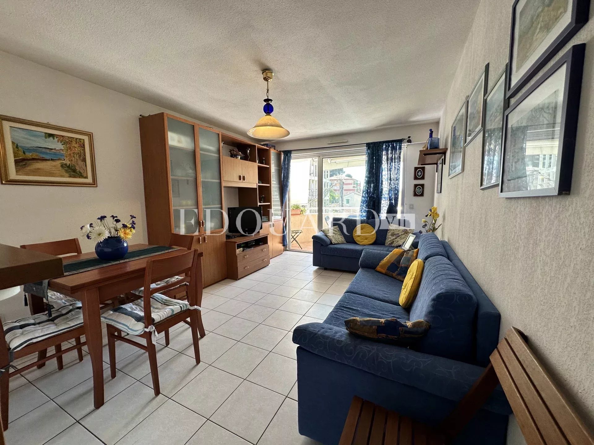 En exclusivité deux pièces en très bon état avec terrasse et cave, au troisième étage d’un immeuble récent