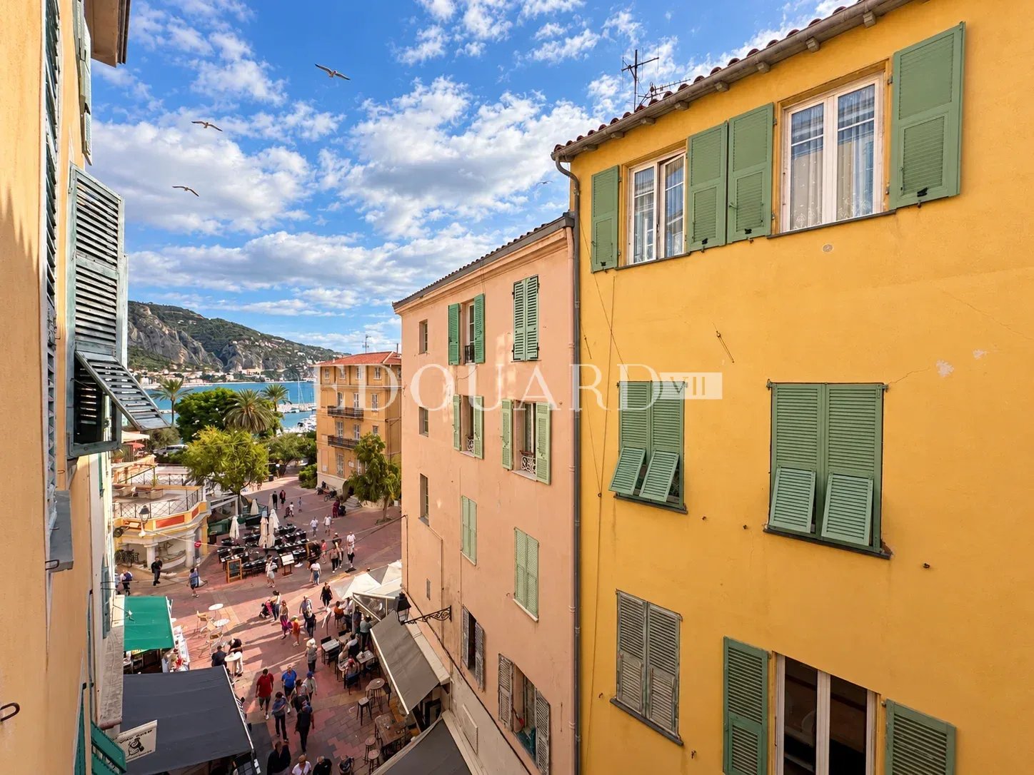En exclusivité grand studio avec deux chambres en mezzanine, au cœur de la zone piétonne de Menton
