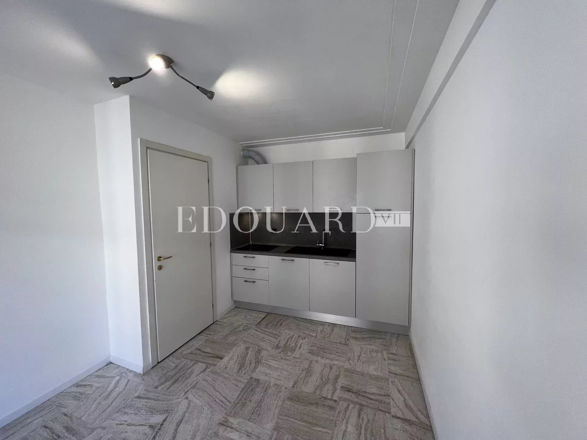 Deux pièces à vendre en bon état avec terrasse et possibilité garage, exclusivité