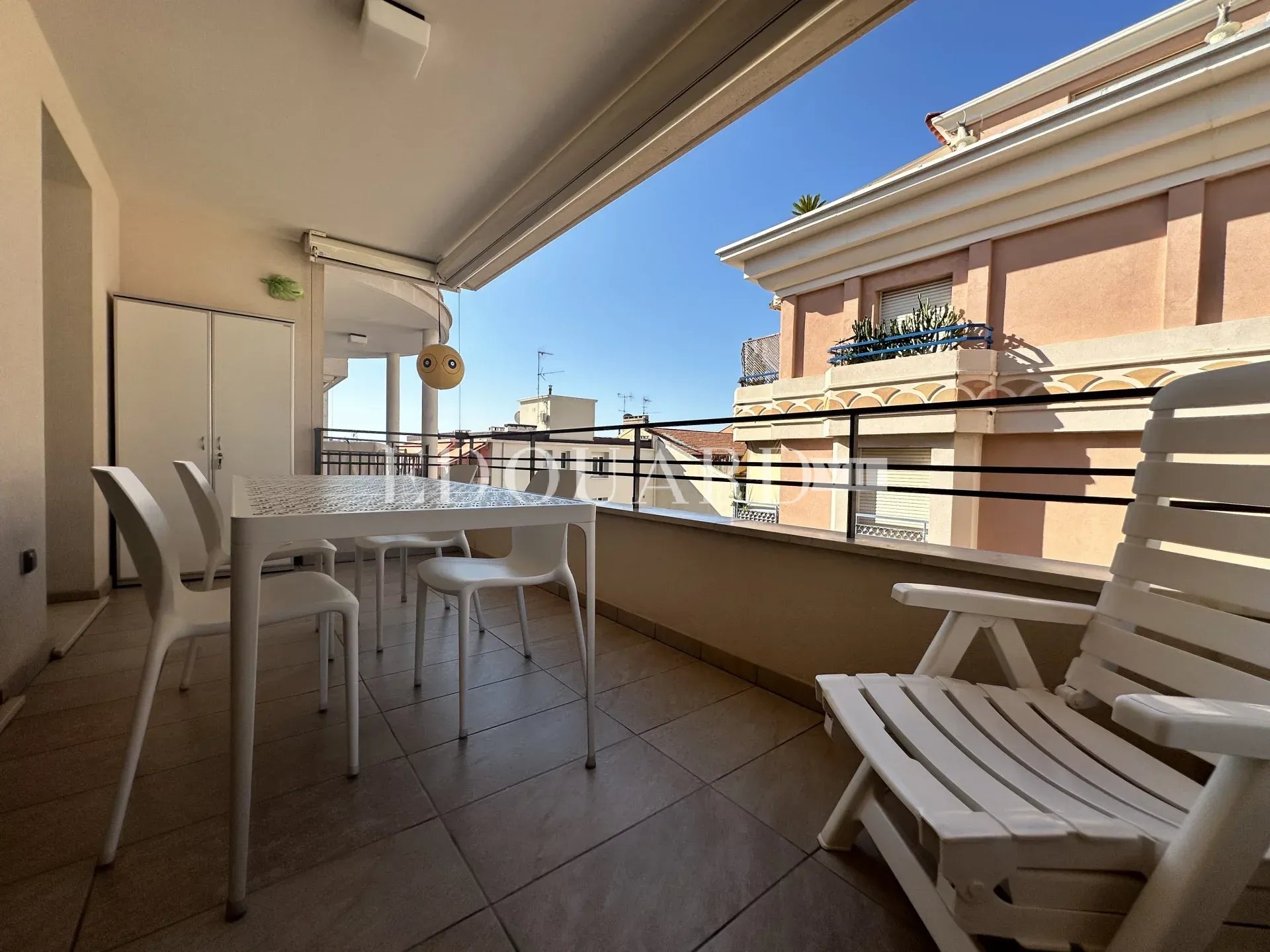 Trois pièces en superbe état avec grande terrasse et possibilité vaste garage, en plein centre de Menton