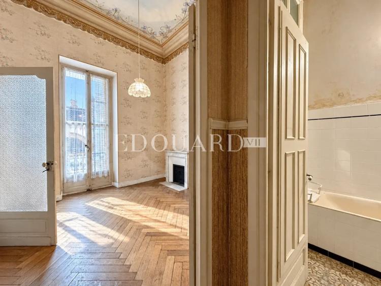 Plateau d’exception avec superbe terrasse et fort potentiel de division ou usage commercial