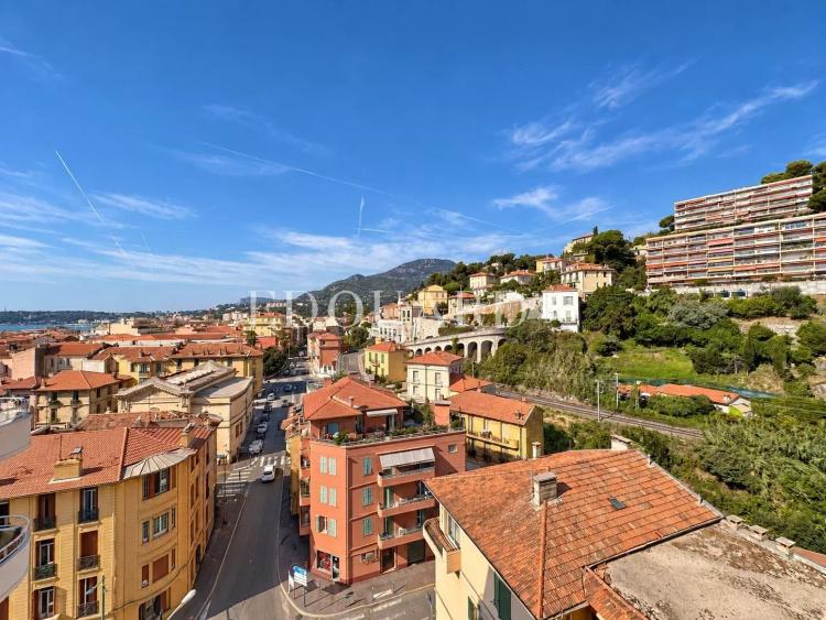Spacieux deux pièces en bon état avec splendide terrasse et belle vue panoramique jusqu'à la mer