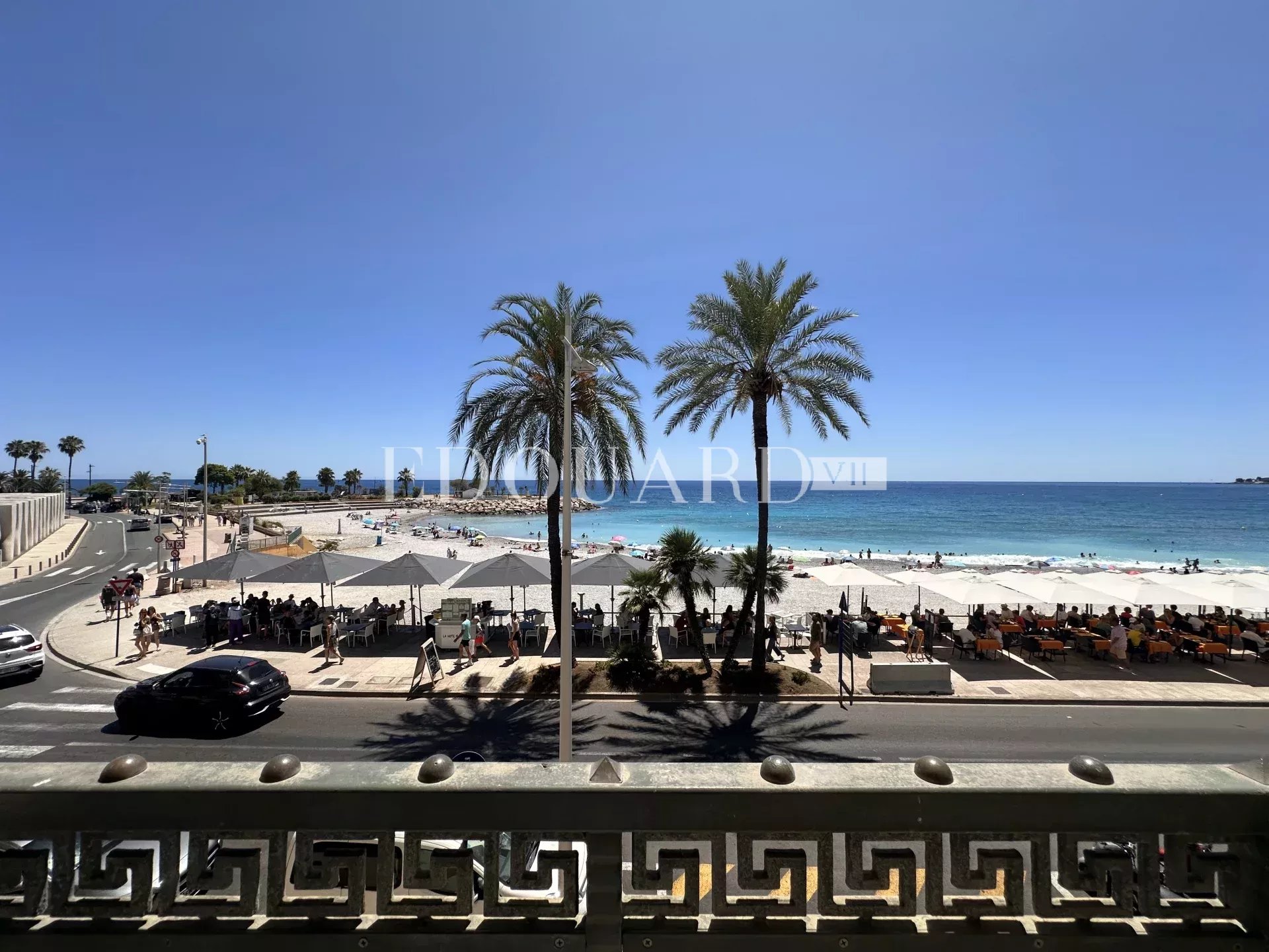 En exclusivité deux pièces à vendre avec terrasse et splendide vue mer, dans immeuble face aux plages