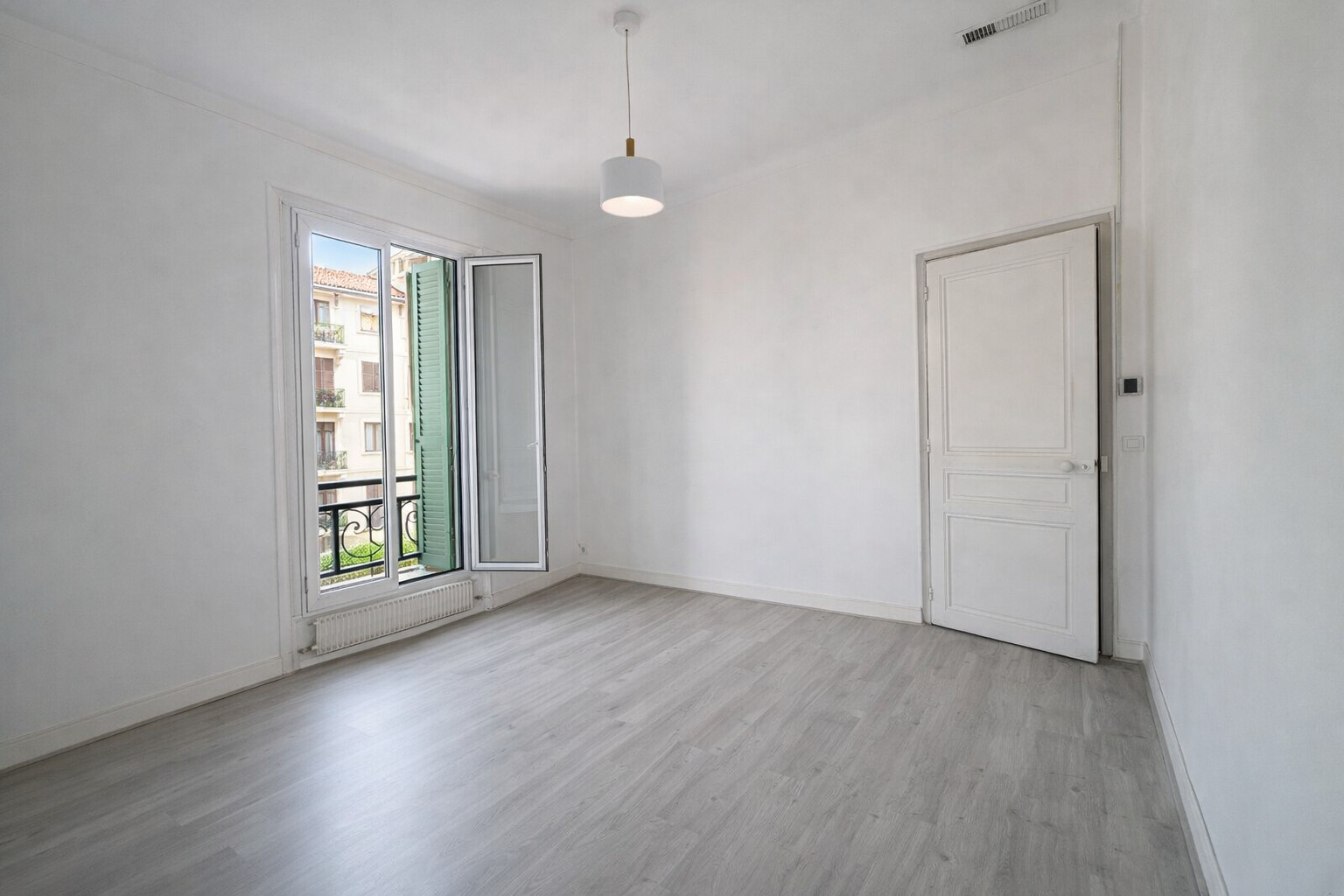 Menton – Cinq pièces de 105,60 m² en dernier étage, trois chambres
