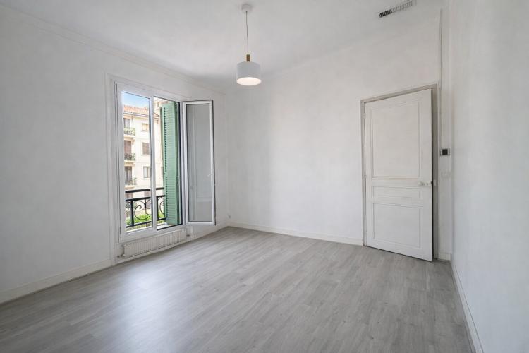 Menton – Cinq pièces de 105,60 m² en dernier étage, trois chambres