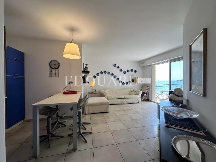 Deux pièces en bon état avec terrasse et belle vue mer, dans prestigieux immeuble face aux plages