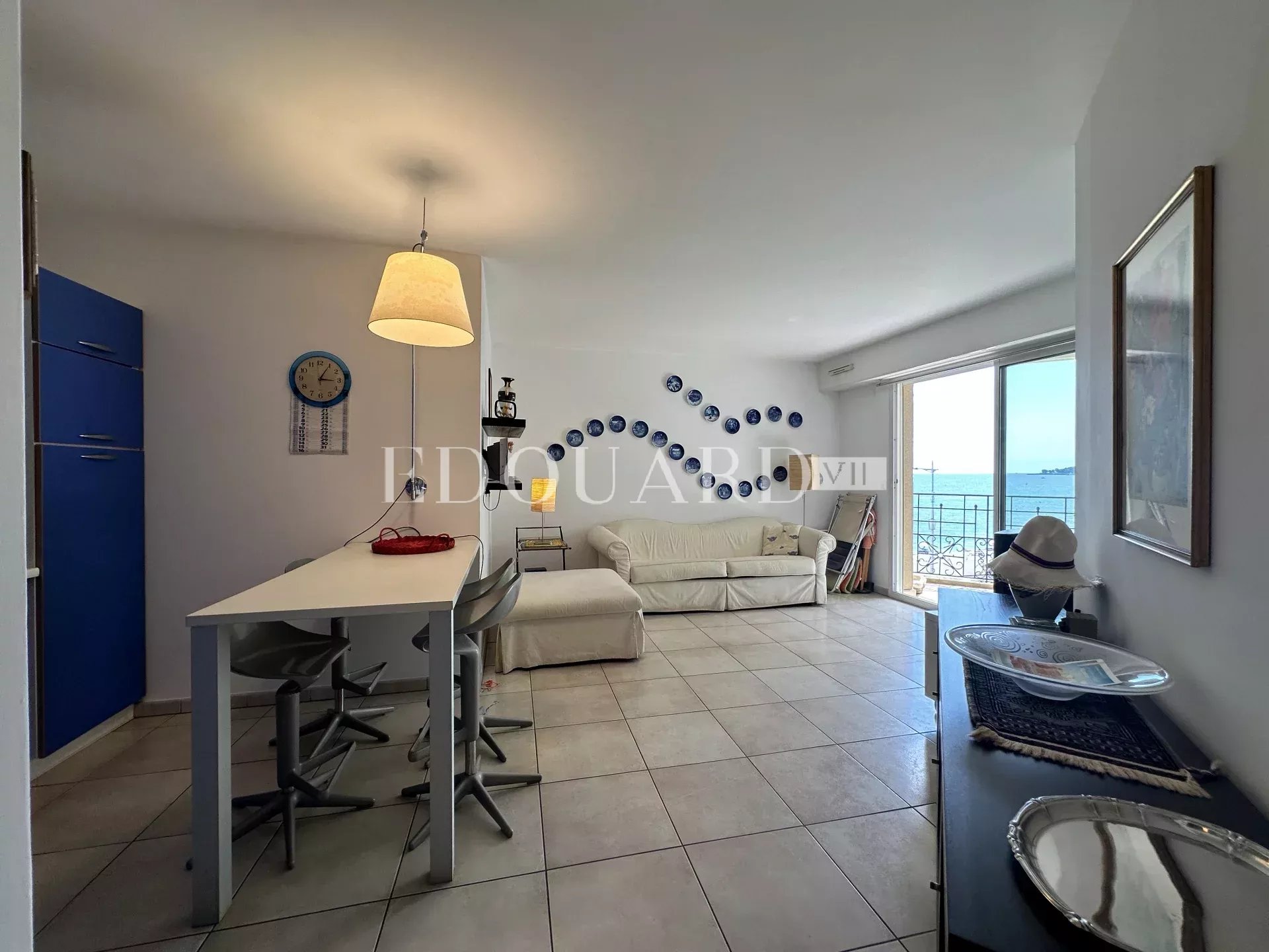 Deux pièces en bon état avec terrasse et belle vue mer, dans prestigieux immeuble face aux plages