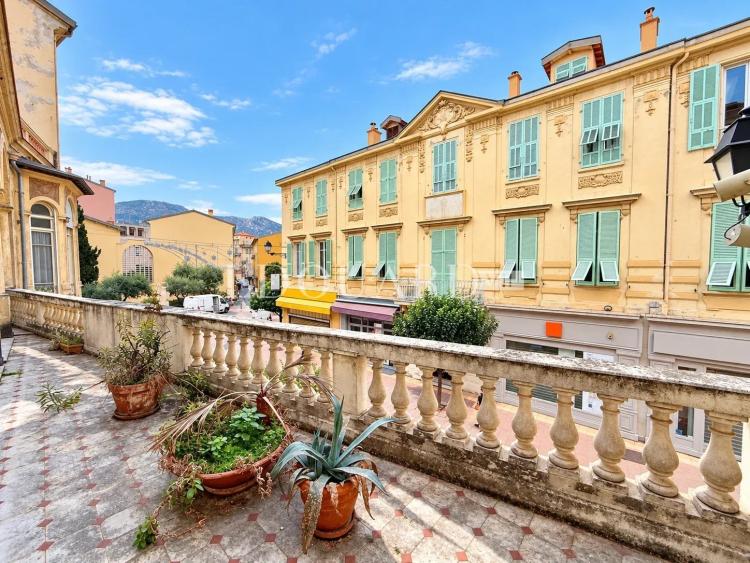 Plateau d’exception avec superbe terrasse et fort potentiel de division ou usage commercial