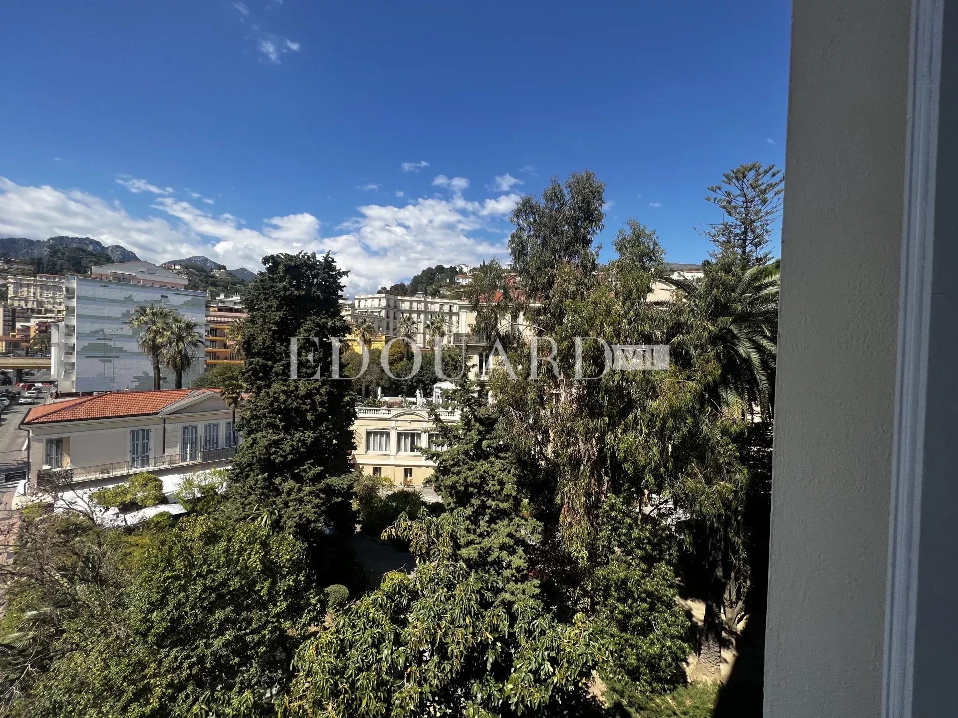 En exclusivité trois pièces à vendre avec belle vue sur la ville jusqu’à la mer, en plein centre de Menton