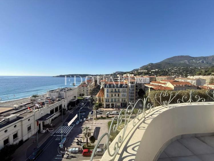 Trois pièces en dernier étage d'un magnifique immeuble Belle Époque avec superbe vue mer panoramique