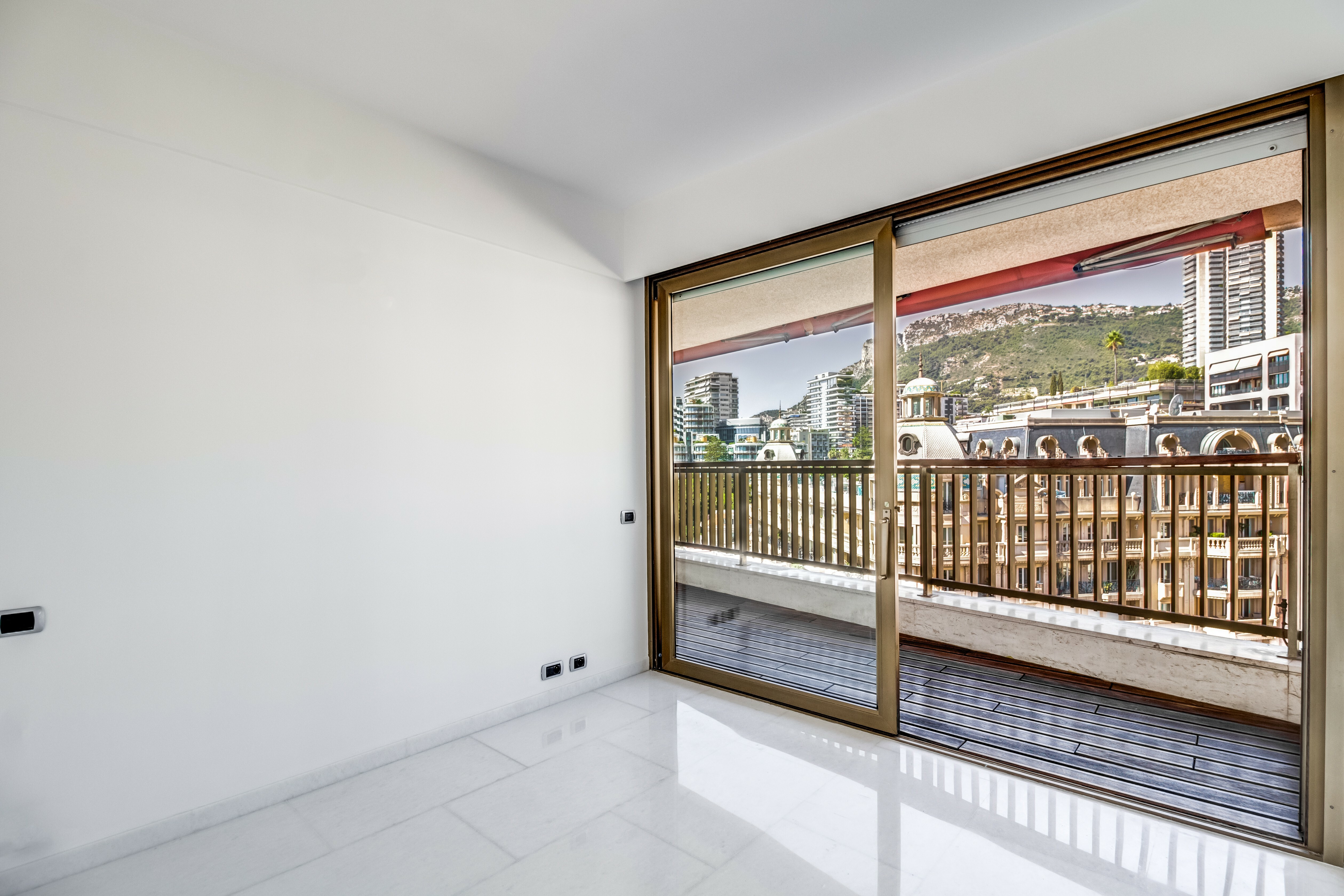 MIRABEAU : Rare appartement de 3 chambres à coucher et  belle vue panoramique