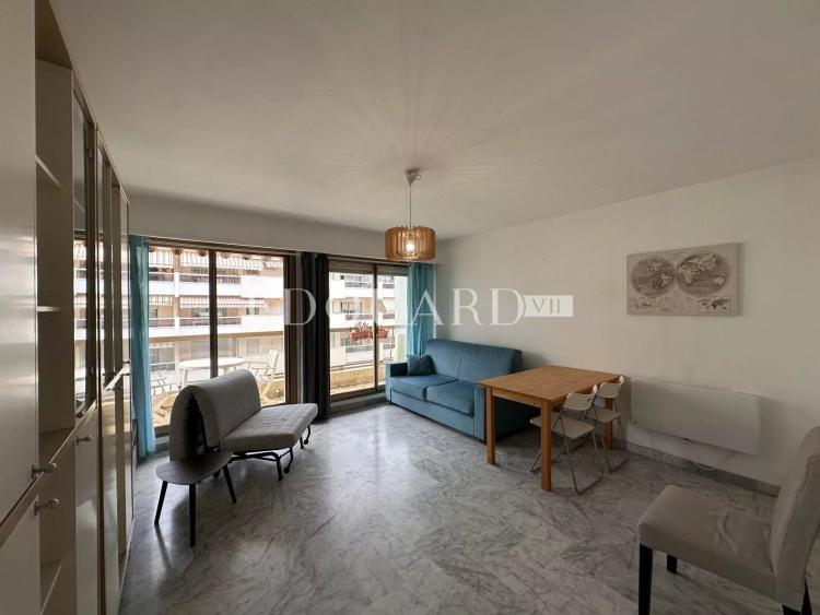 En exclusivité studio avec balcon, au quatrième étage d'un immeuble de standing avec conciergerie