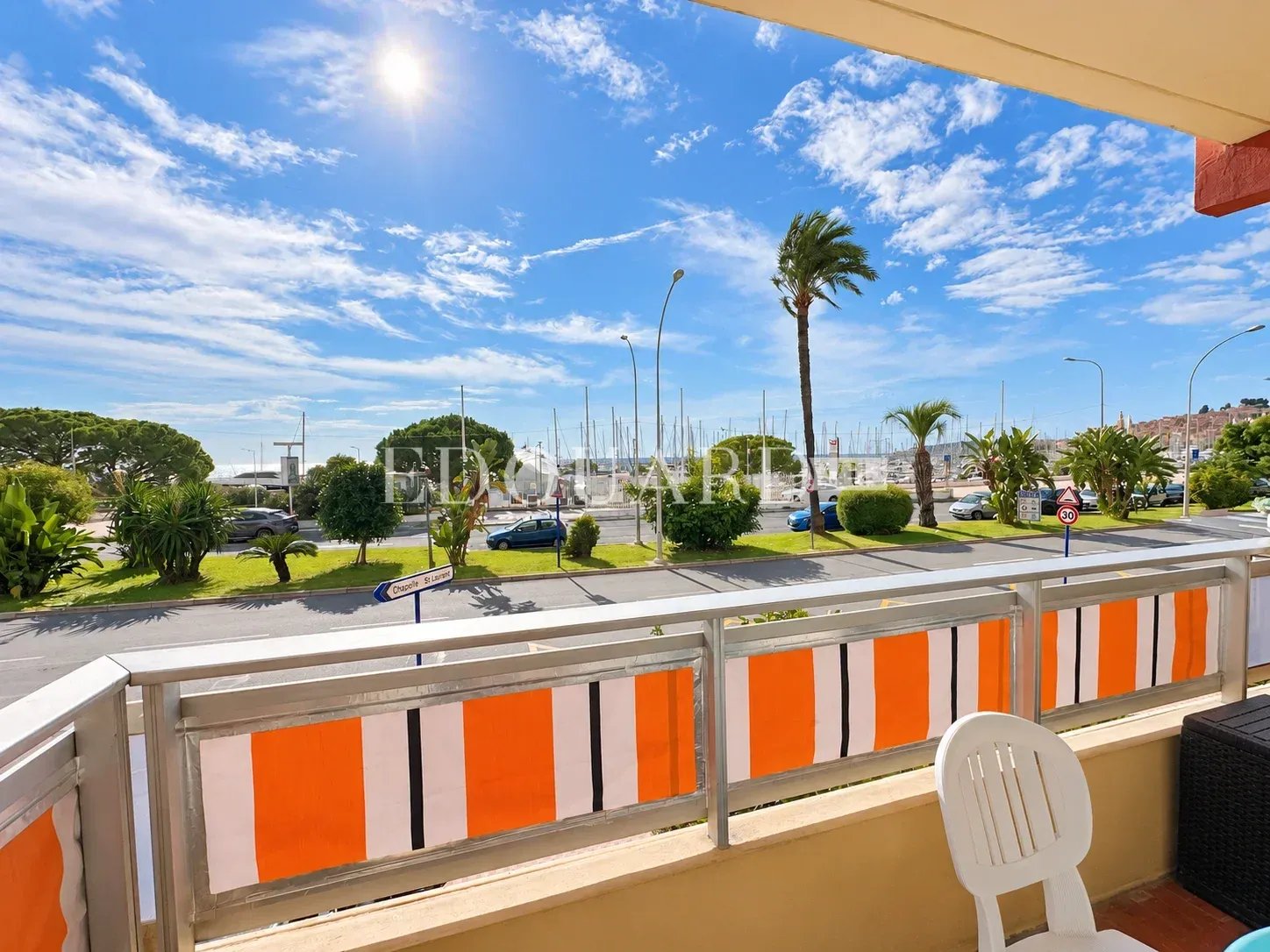 Face au port de plaisance de Menton, en exclusivité studio rénové avec terrasse et agréable vue mer