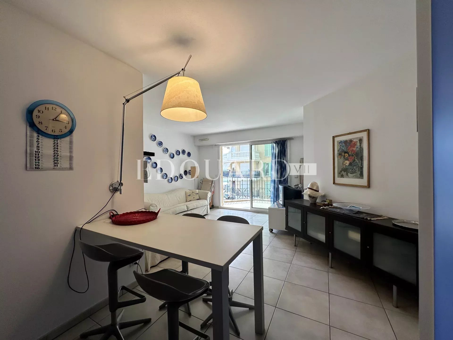 Deux pièces en bon état avec terrasse et belle vue mer, dans prestigieux immeuble face aux plages