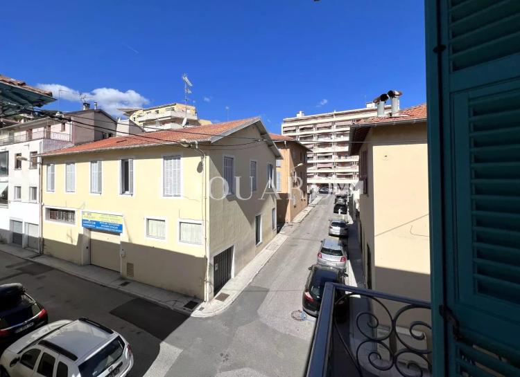 En exclusivité petit trois pièces en très bon état avec deux chambres en mezzanine, proche commerces et écoles
