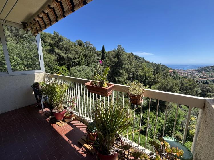 Trois pièces en bon état avec jolie terrasse, belle vue panoramique jusqu'à la mer, cave, possibilité garage