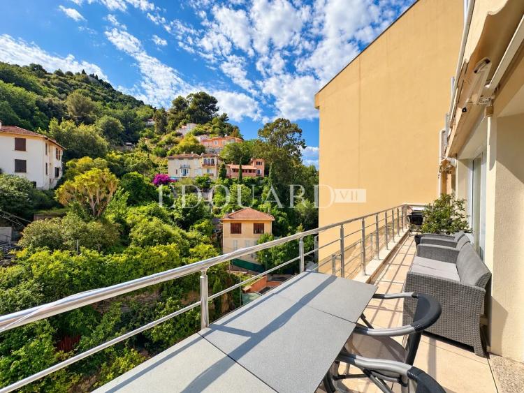 En exclusivité quatre pièces avec terrasse et parking, sur l'entier avant dernier étage d’un immeuble récent