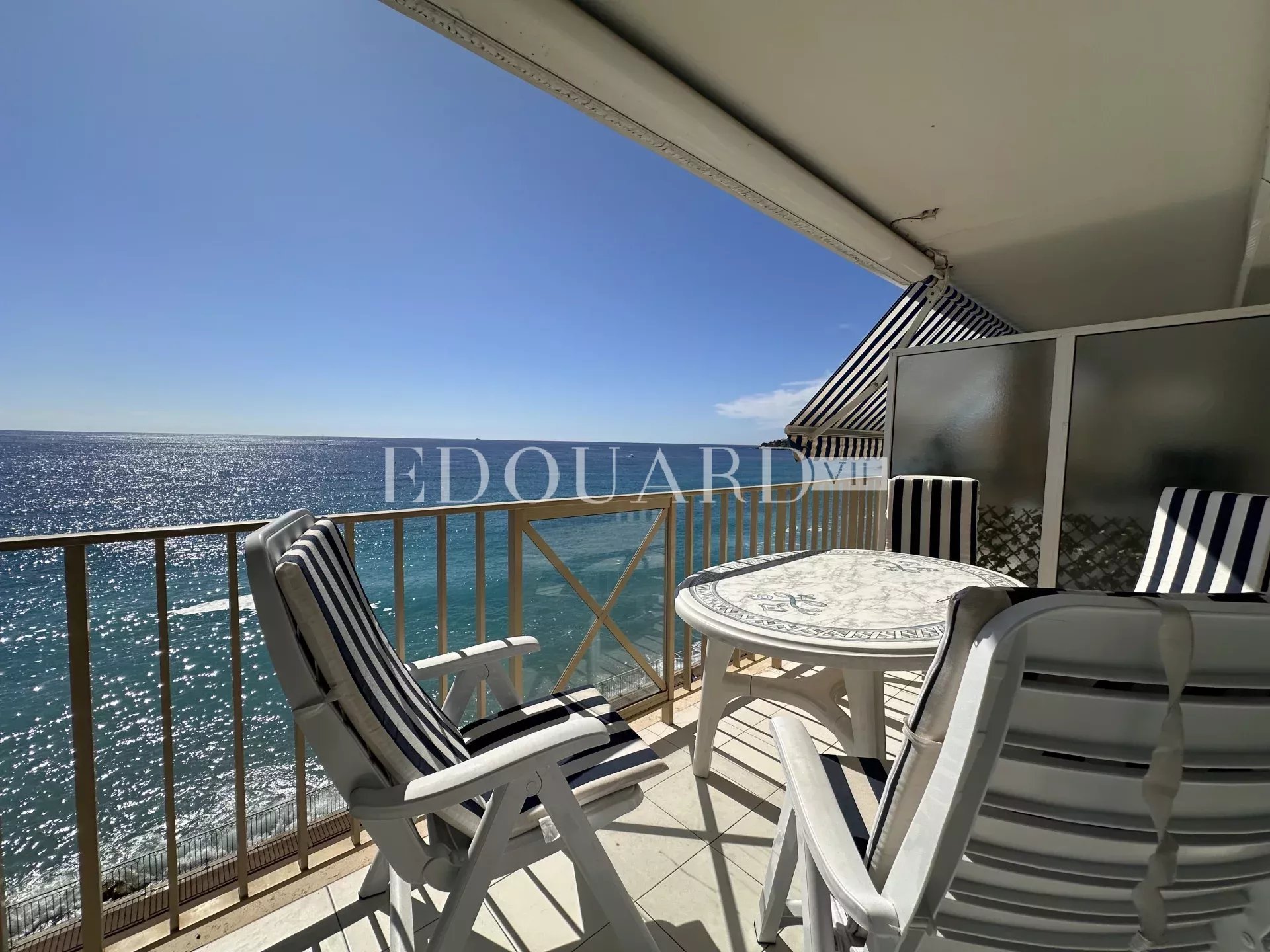 Trois pièces avec terrasse, magnifique vue mer panoramique et double garage