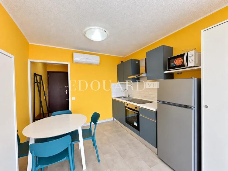 Face au port de plaisance de Menton, en exclusivité studio rénové avec terrasse et agréable vue mer