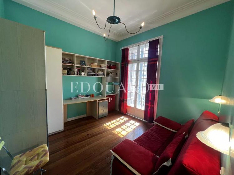 En exclusivité trois pièces à vendre avec belle vue sur la ville jusqu’à la mer, en plein centre de Menton