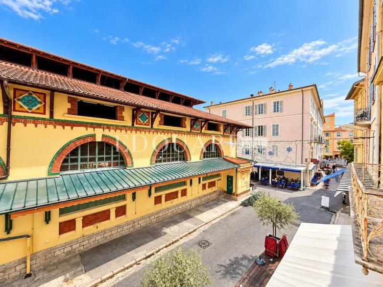 Plateau d’exception avec superbe terrasse et fort potentiel de division ou usage commercial