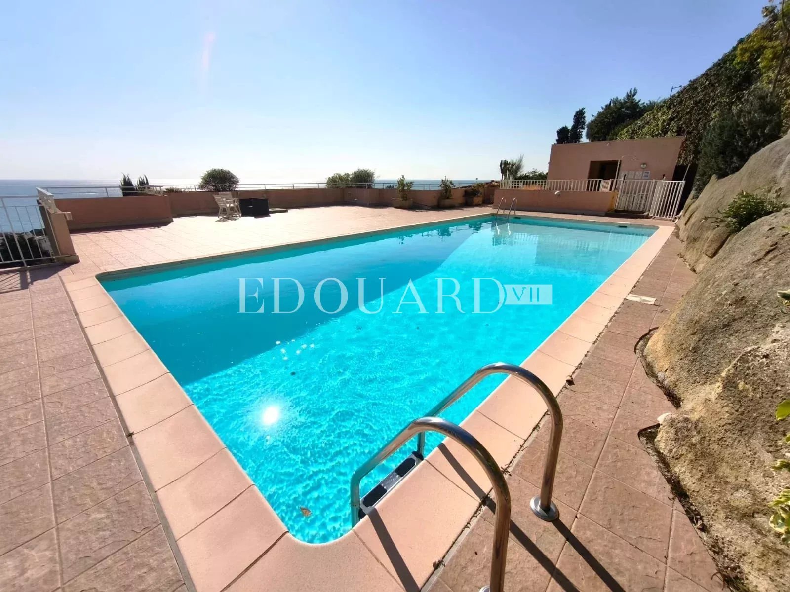 En exclusivité trois pièces dans résidence de standing avec piscine, au cœur du renommé quartier de Garavan
