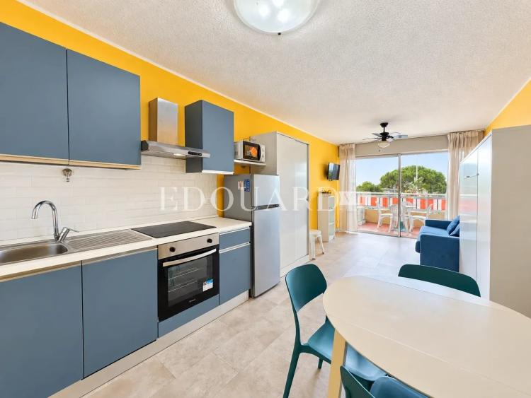 Face au port de plaisance de Menton, en exclusivité studio rénové avec terrasse et agréable vue mer