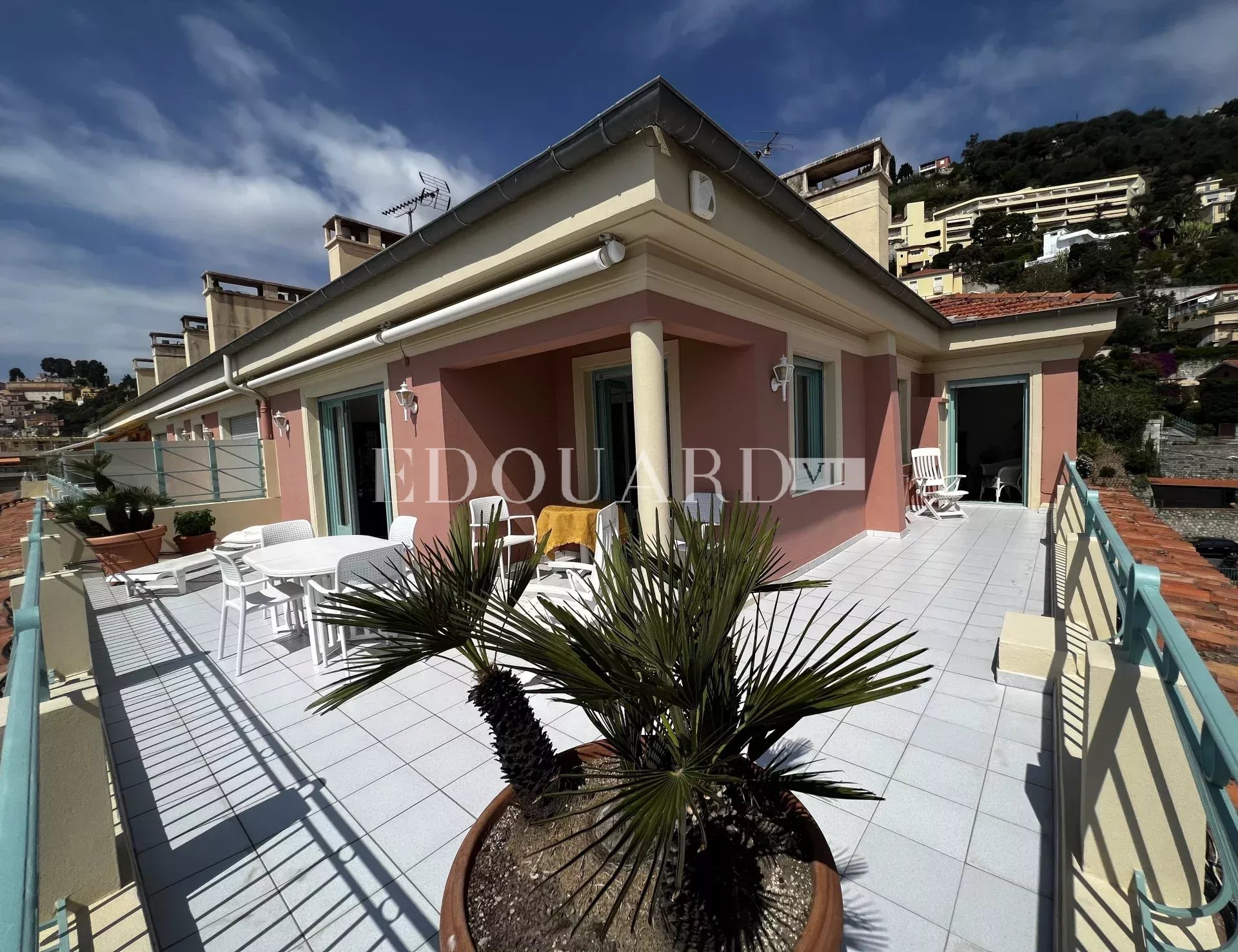 Penthouse avec spectaculaire terrasse et superbe vue mer, au dernier étage d’un splendide immeuble d’époque