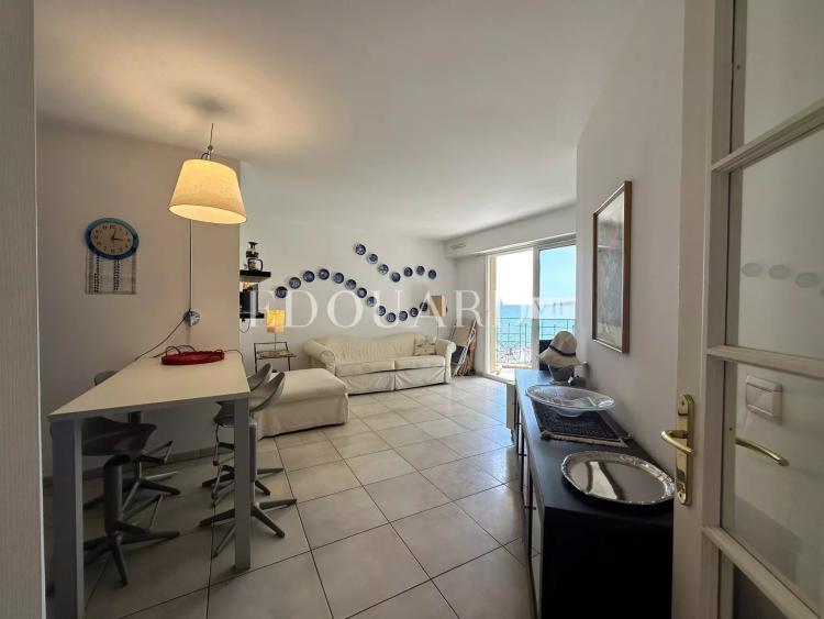 Deux pièces en bon état avec terrasse et belle vue mer, dans prestigieux immeuble face aux plages