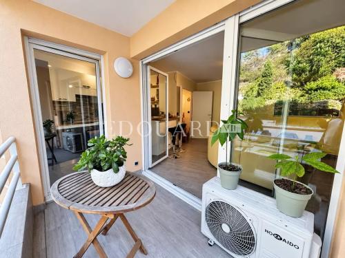 Deux pièces rénové à vendre avec terrasse et cave, au premier étage d’un immeuble moderne