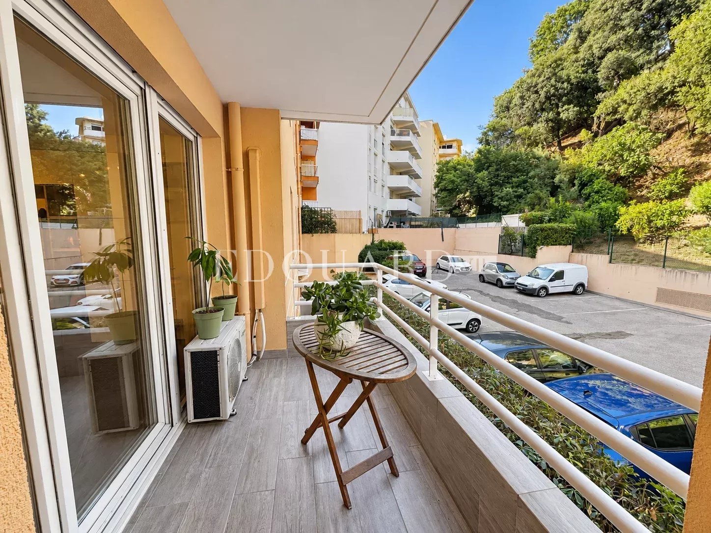 Deux pièces rénové à vendre avec terrasse et cave, au premier étage d’un immeuble moderne