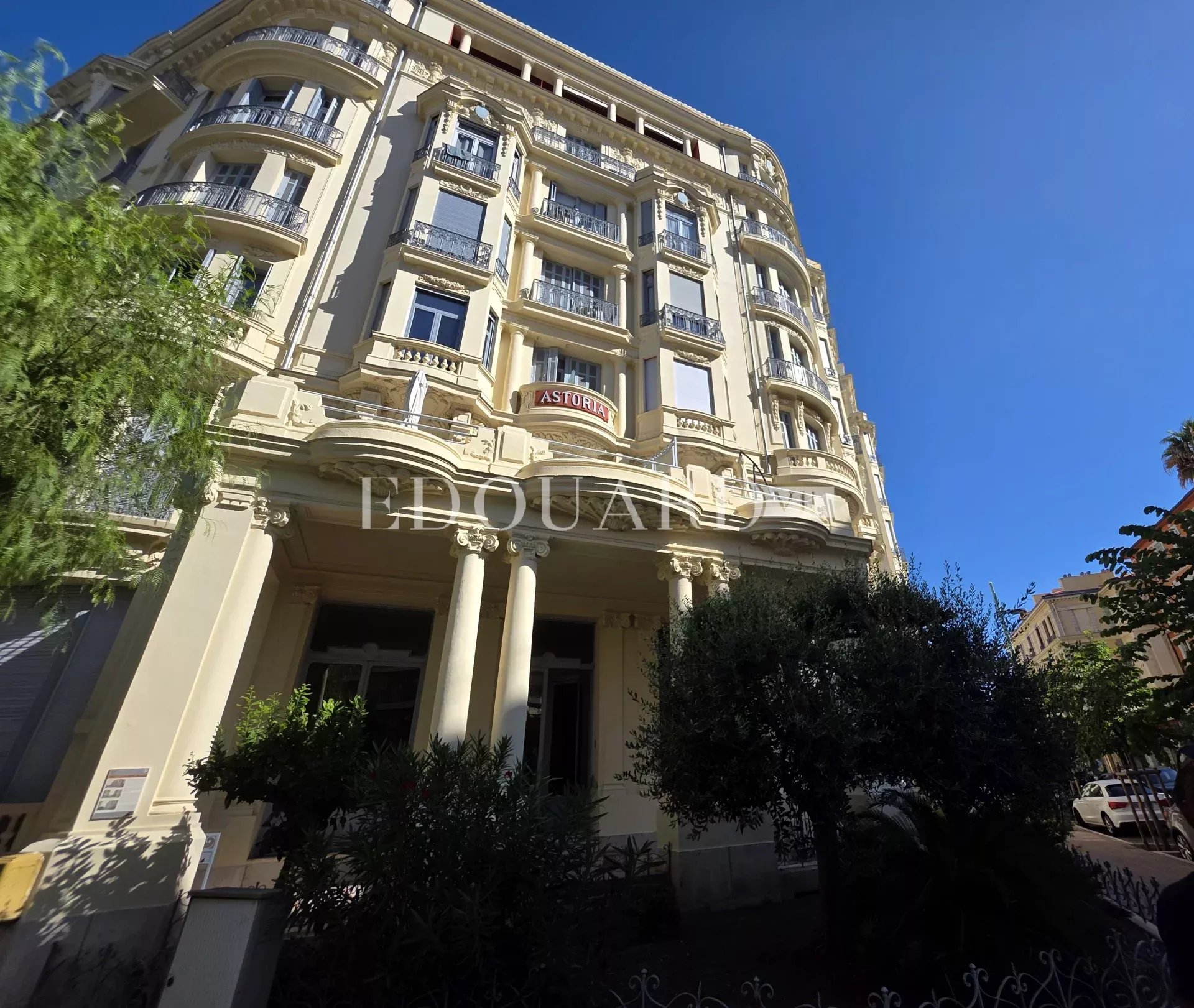 En exclusivité studio avec échappée mer, dans magnifique immeuble bourgeois en plein centre de Menton