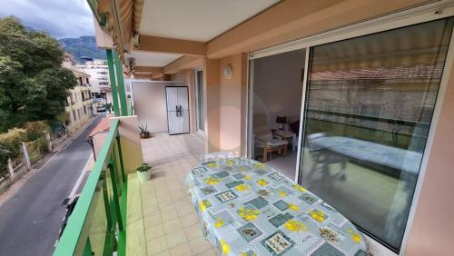 Menton Bas-Borrigo  -  grand 2 Pièces avec terrasse, garage et cave.
