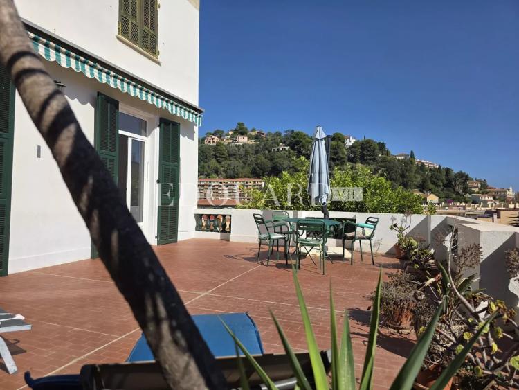 En exclusivité trois pièces à vendre avec splendide terrasse et agréable vue panoramique jusqu’à la mer