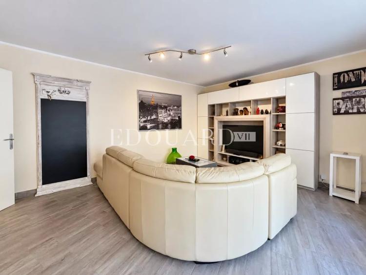 Deux pièces rénové à vendre avec terrasse et cave, au premier étage d’un immeuble moderne