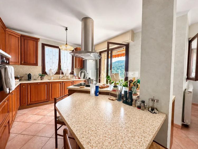 Sur la commune de Gorbio, à vendre maison indépendante avec vaste terrain constructible