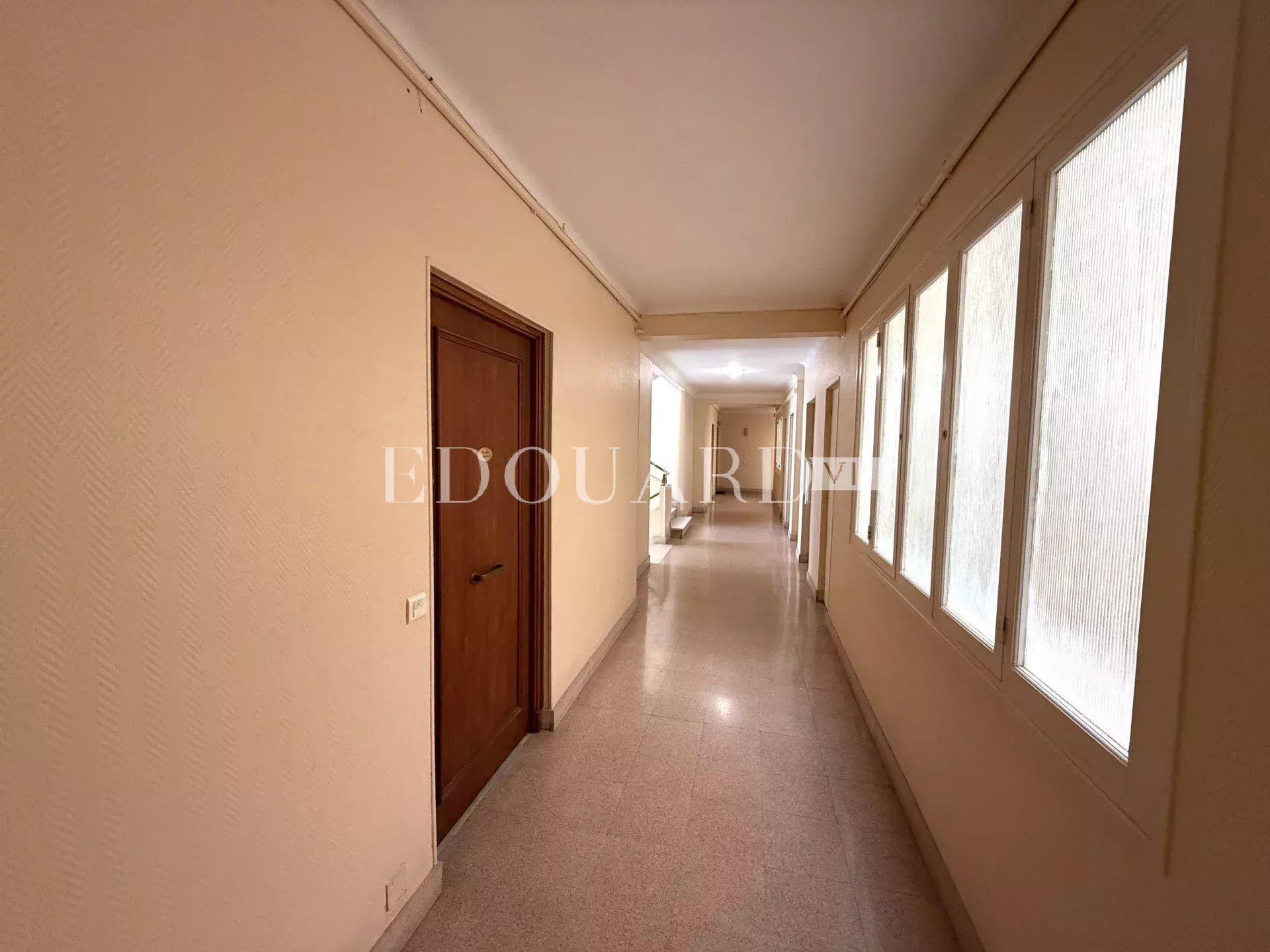 En exclusivité studio en bon état, au deuxième étage d'un immeuble dans le centre de Menton