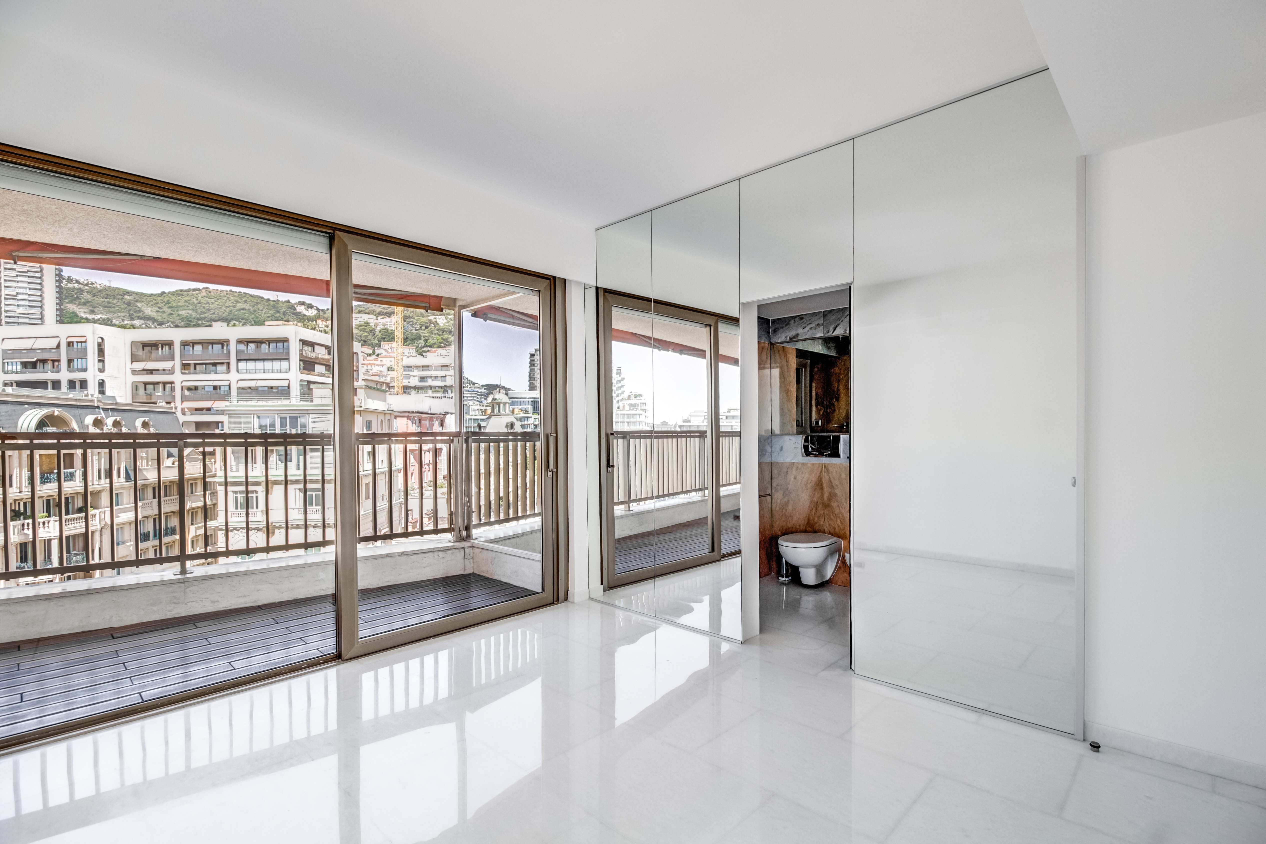MIRABEAU : Rare appartement de 3 chambres à coucher et  belle vue panoramique