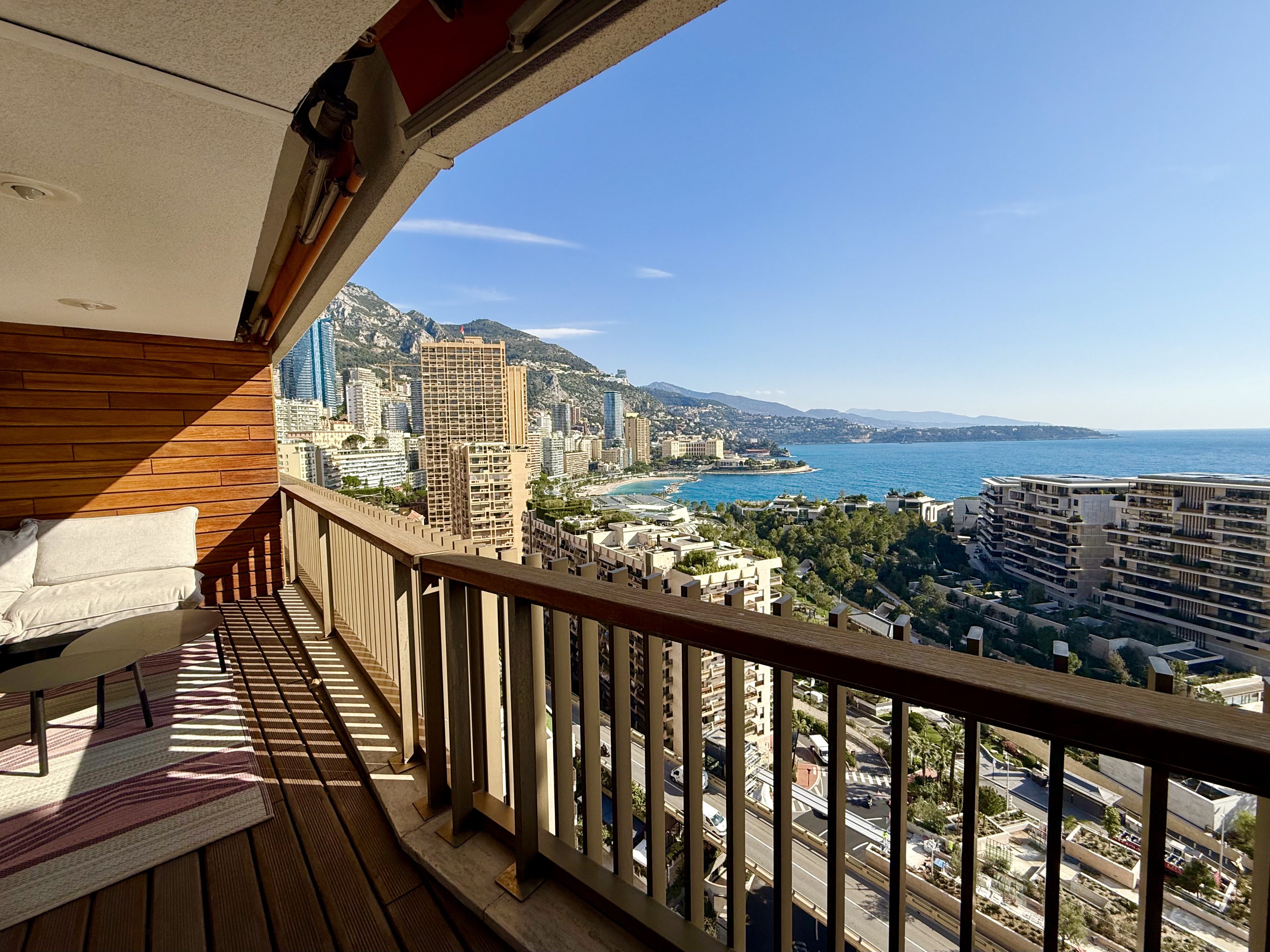 MIRABEAU : Rare appartement de 3 chambres à coucher et  belle vue panoramique